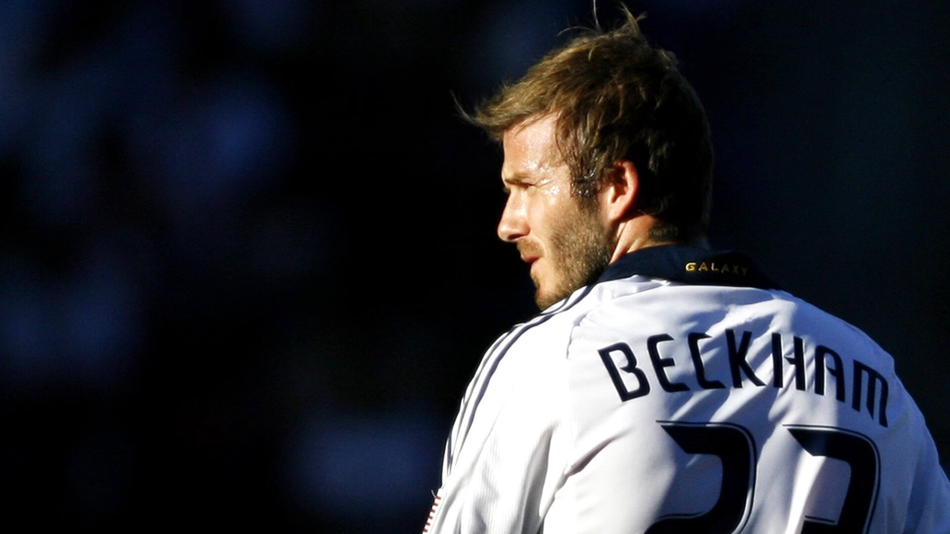 梅西第八次捧起金球奖 刷新历史纪录成足坛第一人