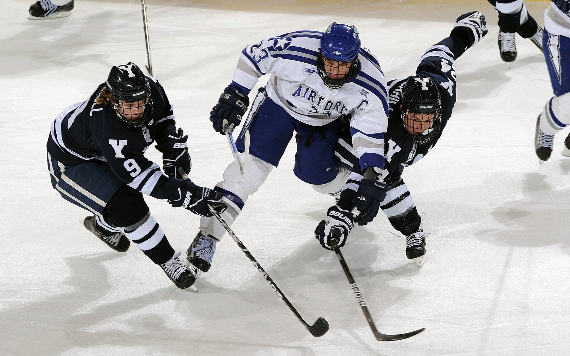 NBA季后赛激战正酣 东西部豪强上演巅峰对决